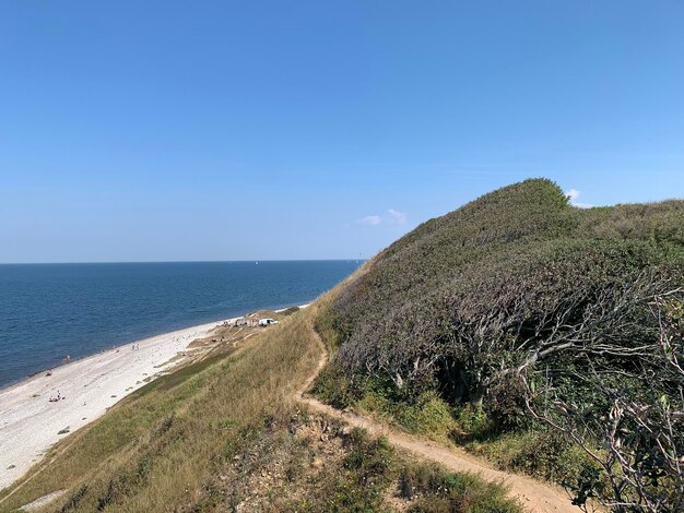 Foto la vista panoramica del mare contro un cielo blu limpido