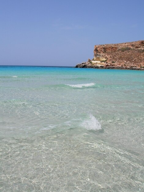 Foto la vista panoramica del mare contro un cielo blu limpido