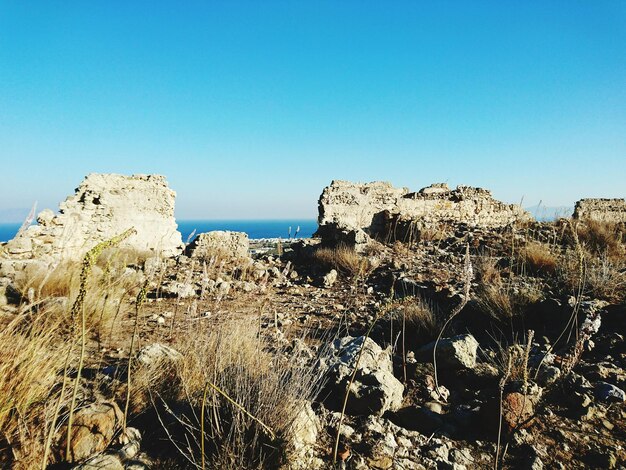 Foto la vista panoramica del mare contro un cielo blu limpido