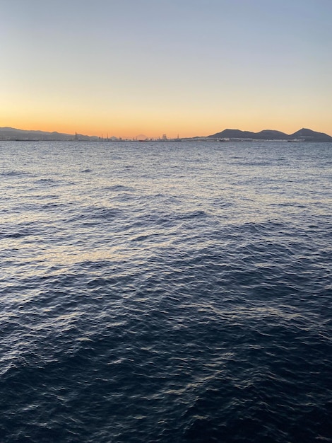 Foto vista panoramica del mare contro un cielo limpido durante il tramonto