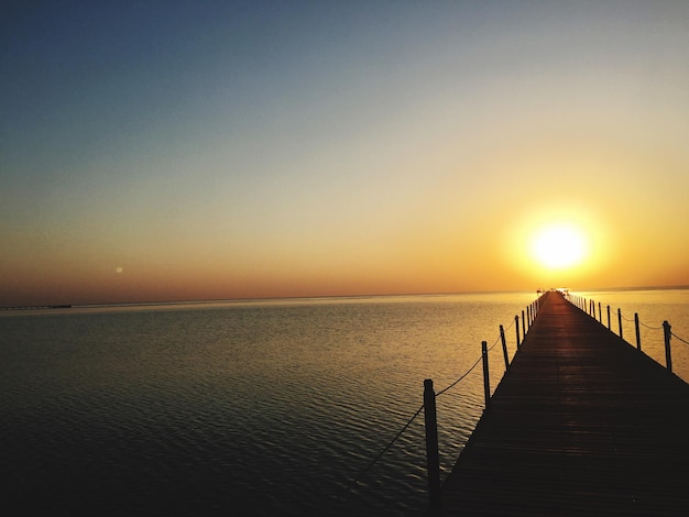 Foto vista panoramica del mare contro un cielo limpido durante il tramonto