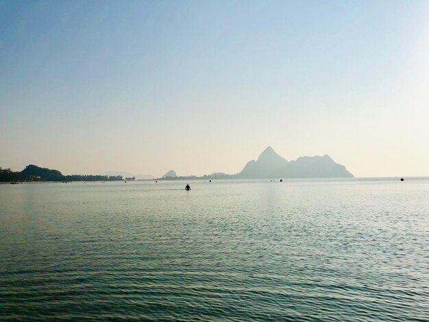 Foto vista panoramica del mare contro un cielo limpido durante il tramonto