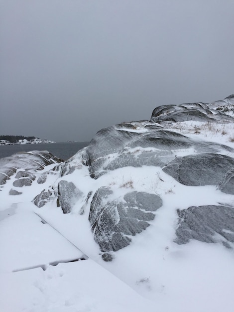 Photo scenic view of sea against clear sky during winter