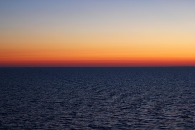 Красивый вид на море на чистом небе во время захода солнца
