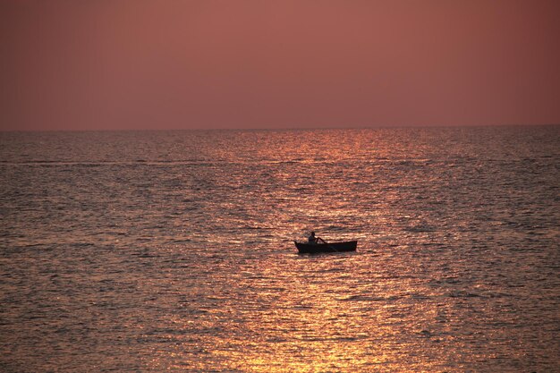 Красивый вид на море на чистом небе во время захода солнца