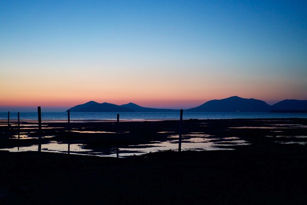 Photo scenic view of sea against clear sky at sunset