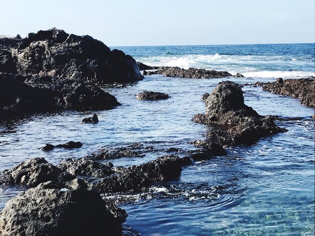 Photo scenic view of sea against clear sky