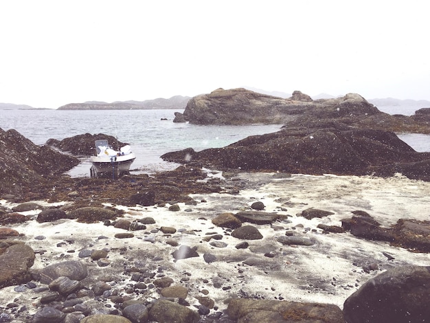 Photo scenic view of sea against clear sky