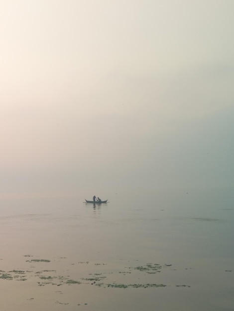 晴れた空を背景に海の景色