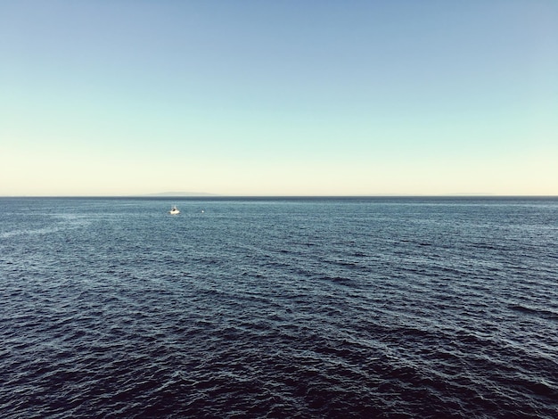 Foto vista panoramica del mare contro un cielo limpido