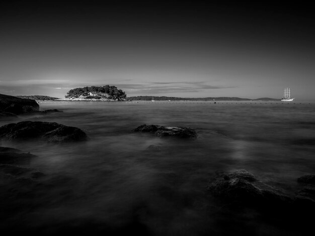 Photo scenic view of sea against clear sky