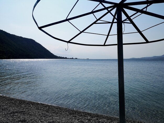 Vista panoramica del mare contro un cielo limpido