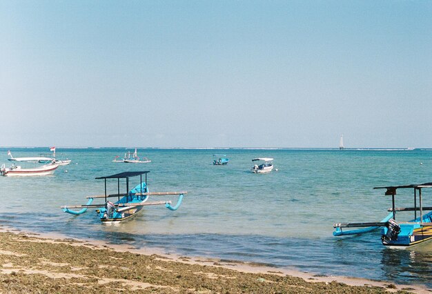 Vista panoramica del mare contro un cielo limpido