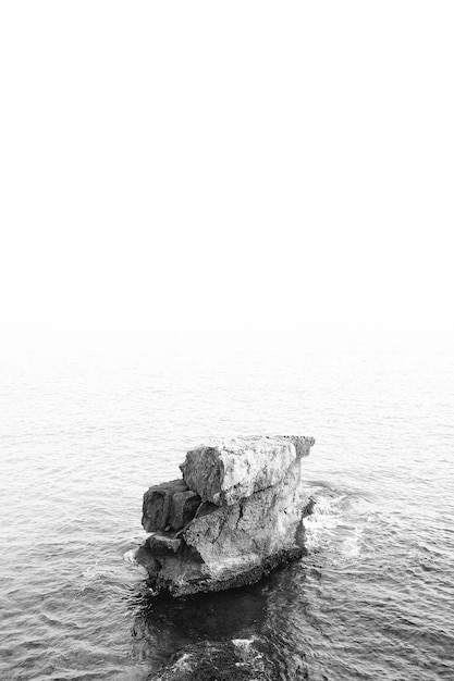 晴れた空に照らされた海の景色