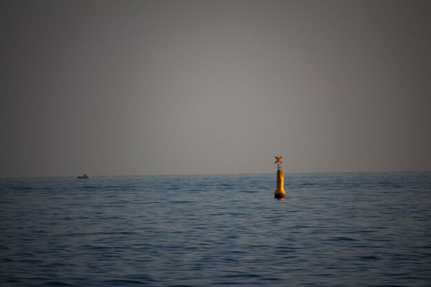 Photo scenic view of sea against clear sky