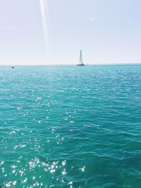 Photo scenic view of sea against clear sky