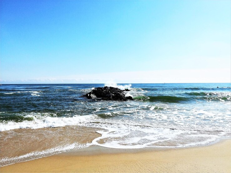 Photo 晴れた空を背景に海の景色