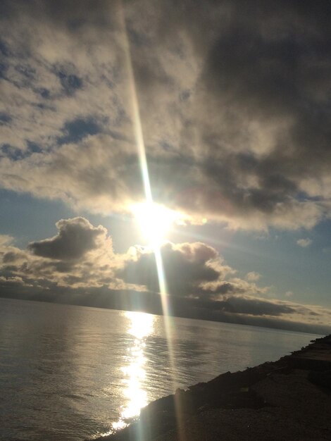 Foto vista panoramica del mare contro un cielo nuvoloso durante il tramonto