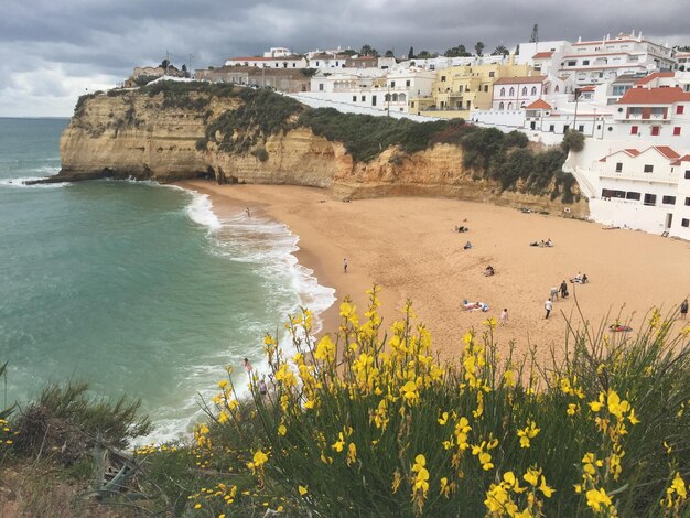 Photo scenic view of sea against cloudy sky