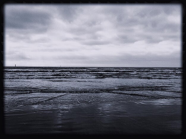 Foto vista panoramica del mare contro un cielo nuvoloso