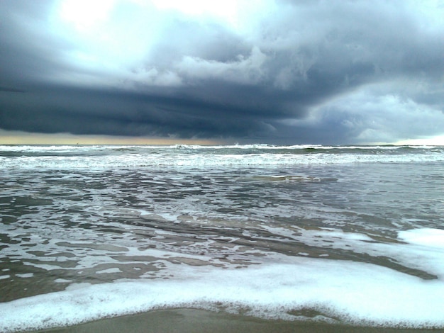 雲の空に照らされた海の景色