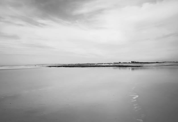 Photo scenic view of sea against cloudy sky