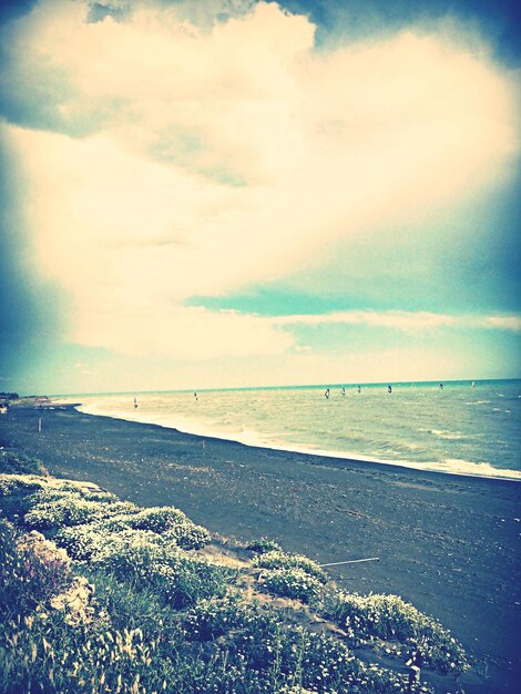 Photo scenic view of sea against cloudy sky