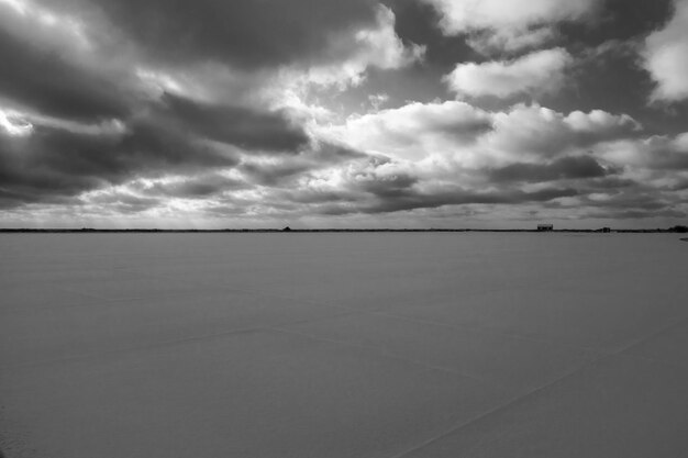 Photo scenic view of sea against cloudy sky