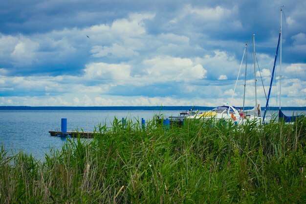 Photo scenic view of sea against cloudy sky