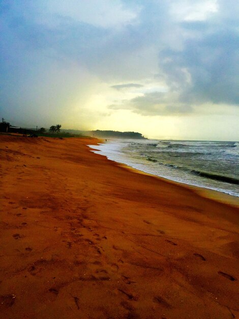 Photo scenic view of sea against cloudy sky