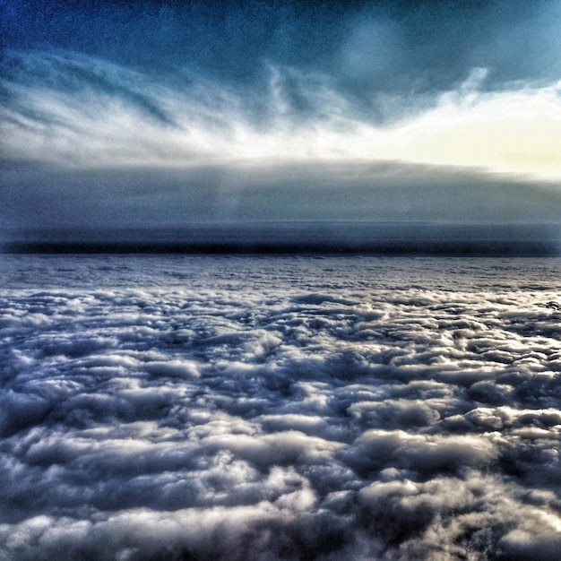 Foto vista panoramica del mare contro un cielo nuvoloso