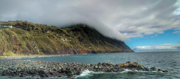 Photo scenic view of sea against cloudy sky