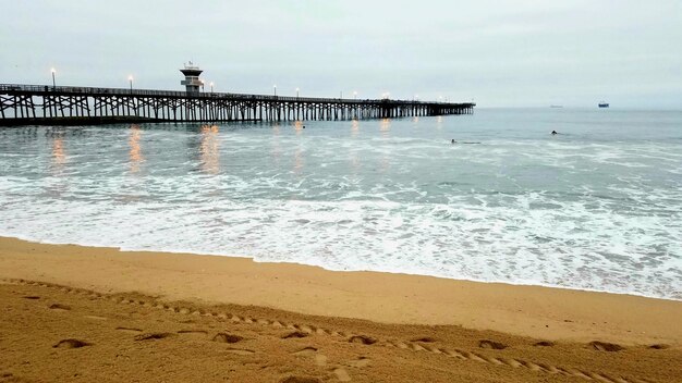 Photo scenic view of sea against cloudy sky