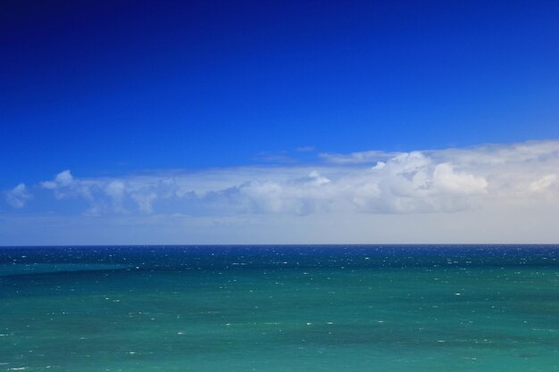 Foto vista panoramica del mare contro un cielo nuvoloso