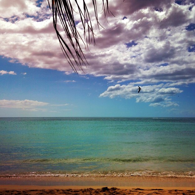 Foto vista panoramica del mare contro un cielo nuvoloso