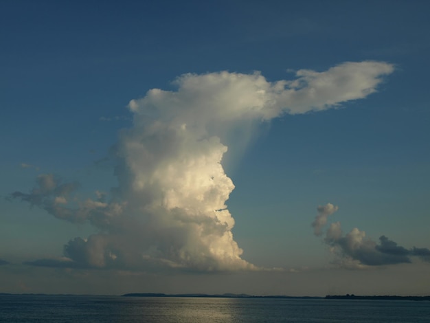 Photo scenic view of sea against cloudy sky