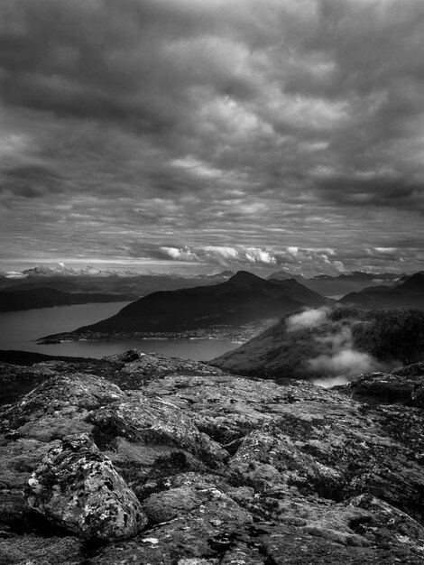 Photo scenic view of sea against cloudy sky