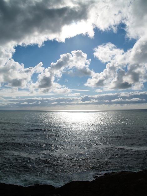 Foto vista panoramica del mare contro un cielo nuvoloso