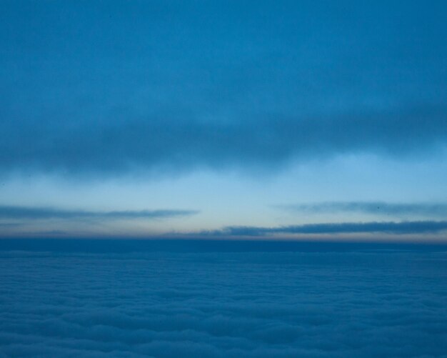 Photo scenic view of sea against cloudy sky