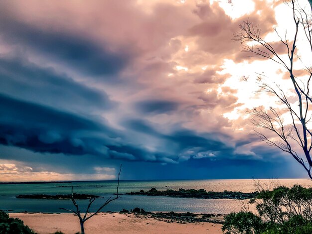 Photo scenic view of sea against cloudy sky