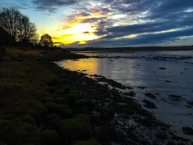 Photo scenic view of sea against cloudy sky