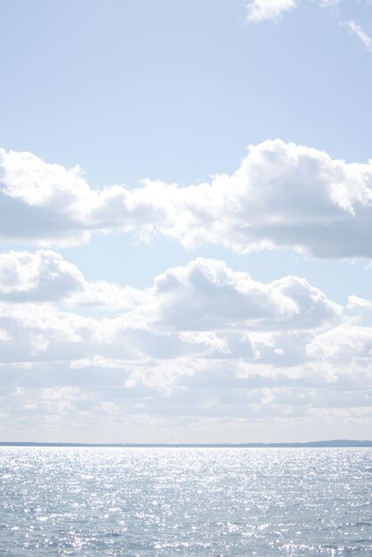 Photo scenic view of sea against cloudy sky