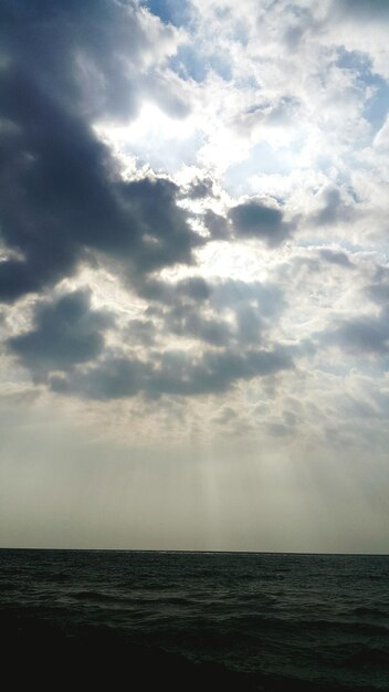 Foto vista panoramica del mare contro un cielo nuvoloso