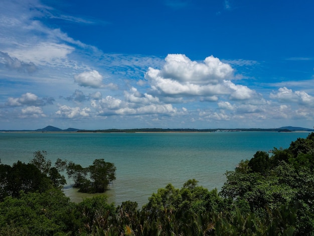 Photo scenic view of sea against cloudy sky