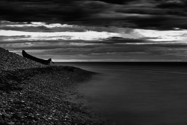 Photo scenic view of sea against cloudy sky