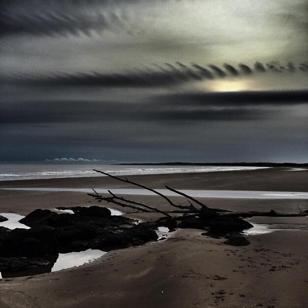 Photo scenic view of sea against cloudy sky