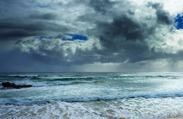 Vista panoramica del mare contro un cielo nuvoloso