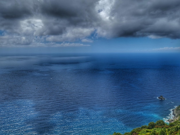 Foto vista panoramica del mare contro un cielo nuvoloso