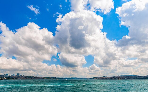 Photo scenic view of sea against cloudy sky