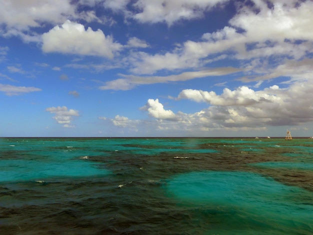 Foto vista panoramica del mare contro un cielo nuvoloso